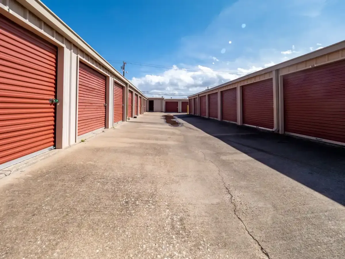 Exterior of Temple, TX self-storage on 31st street.
