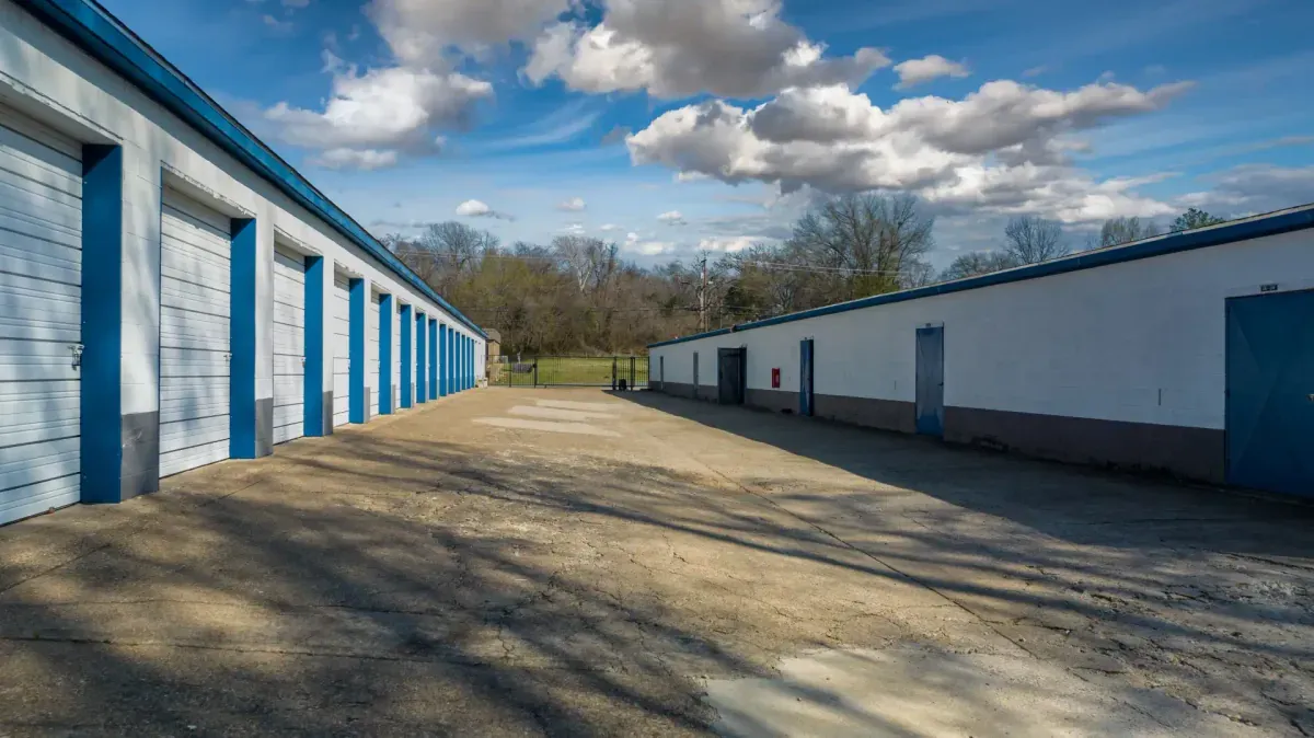 Exterior of units at Tyler, TX Glenwood Boulevard facility.